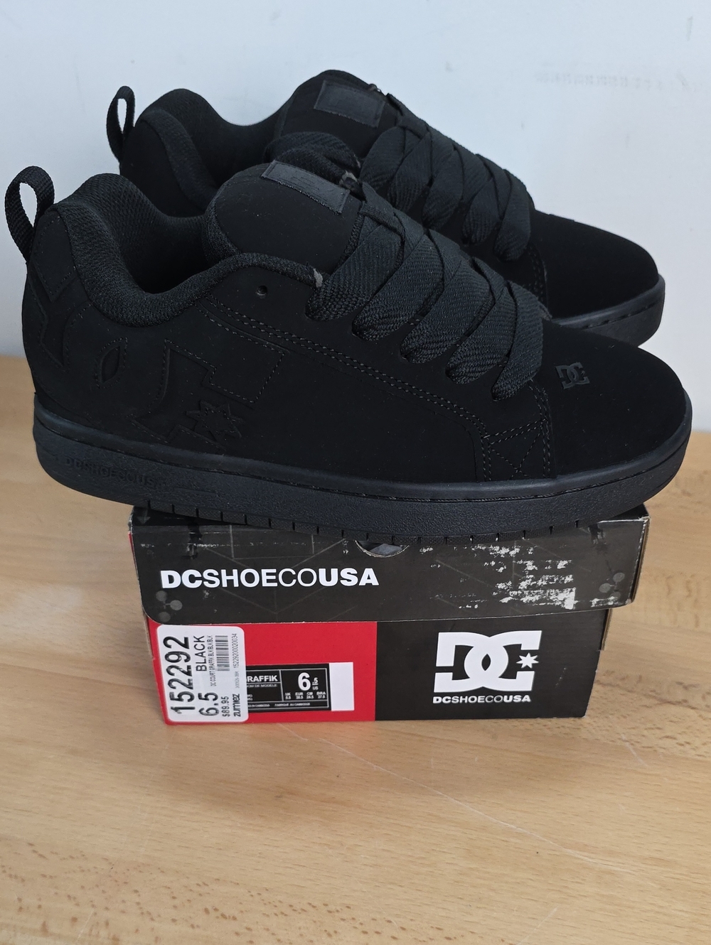 DC Men's Black Low-Top Skate Sneakers 6.5